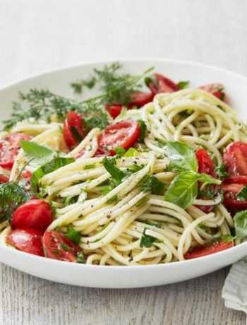 Спагетти в соусе из виноградных помидоров с зеленью