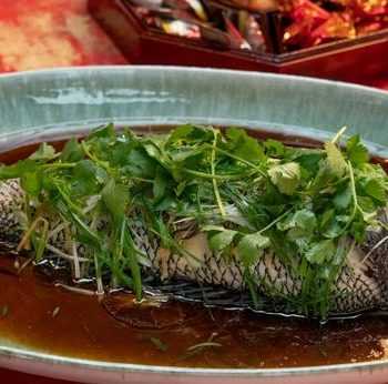 Рыба в пароварке с пряным соевым соусом и зелёным луком