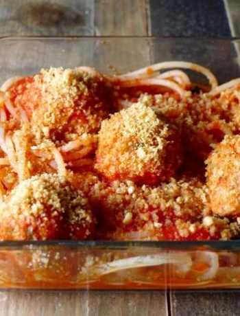 Безглютеновые спагетти с фрикадельками и безглютеновыми чесночными сухарями