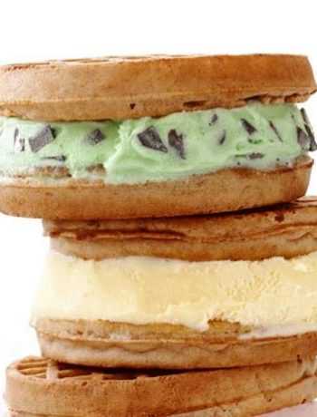 Сэндвич-мороженое с вафлями