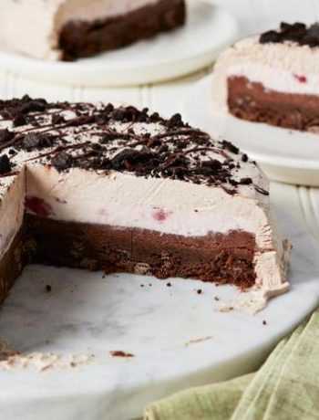 Клубничный торт-мороженое с брауни и шоколадным ганашем