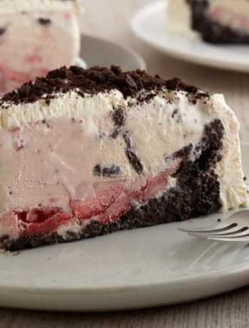 Клубничный торт-мороженое с шоколадным печеньем