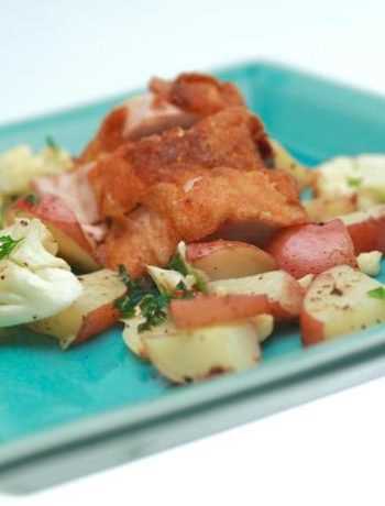 Фаршированная куриная грудка в соусе карри с печёным картофелем и цветной капустой