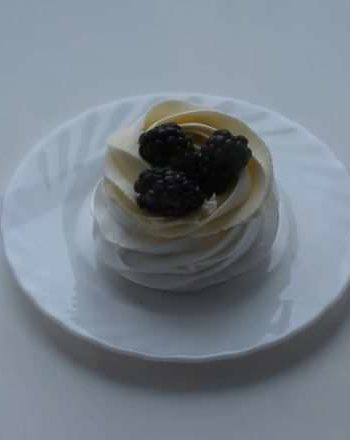Десерт «Павлова» с лимонным курдом