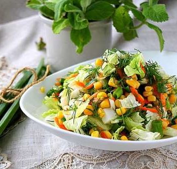 Легкий салат с пекинской капустой и кукурузой