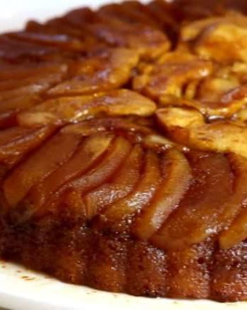 Пирог-перевертыш с яблоками и карамелью в духовке