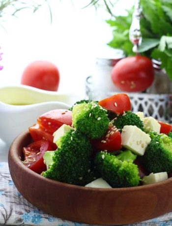 Салат с брокколи и помидорами
