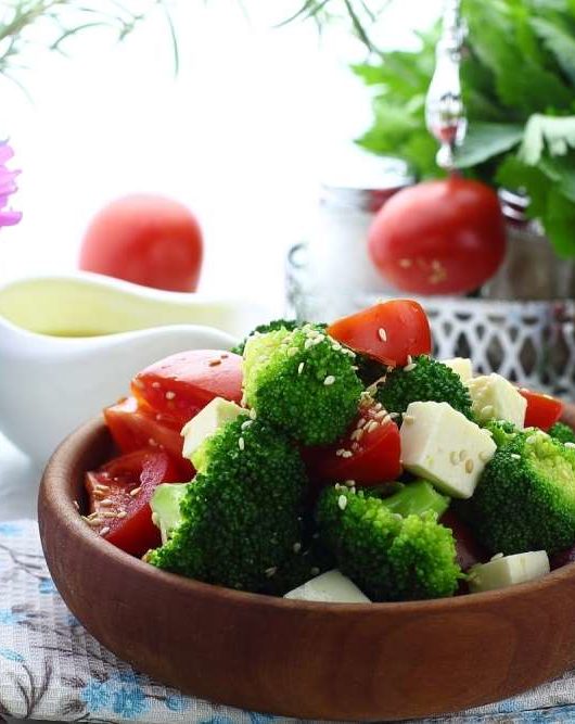 Салат с брокколи и помидорами