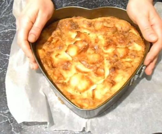 Шарлотка на сливках с яблоками: рецепт в духовке