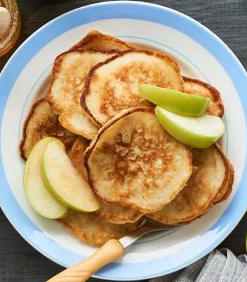 Оладьи манные с яблоками и изюмом