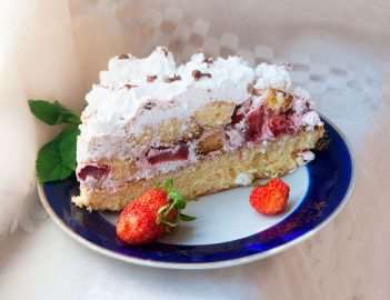 Домашний вкусный бисквитный торт с клубникой и кремом