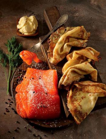 Овсяные блины с лососем и сливочным маслом