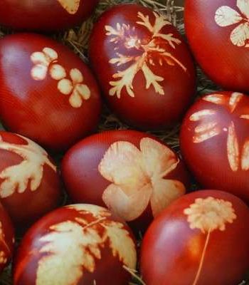 Яйца с рисунком и узорами в луковой шелухе