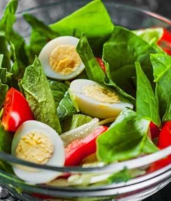 Салат с овощами и перепелиными яйцами