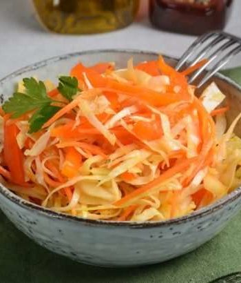 Капустный салат с морковью и болгарским перцем