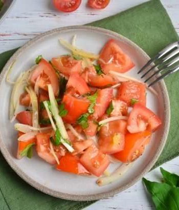 Салат из помидоров с луком и базиликом