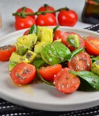 Вегетарианский салат с авокадо и семенами чиа