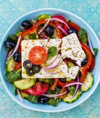 Греческий салат со шпинатом и чесноком