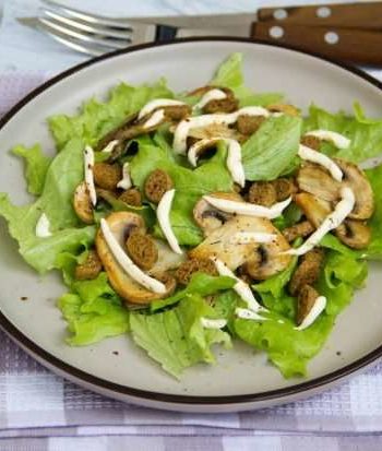 Вегетарианский салат «Цезарь» с грибами