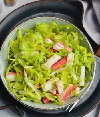 Быстрый салат с пекинской капустой и крабовыми палочками