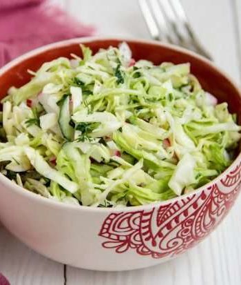 Свежий овощной салат с греческим йогуртом