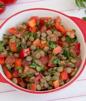 Чечевичный салат с помидорами