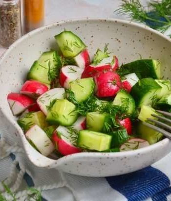 Витаминный салат с редисом и огурцами