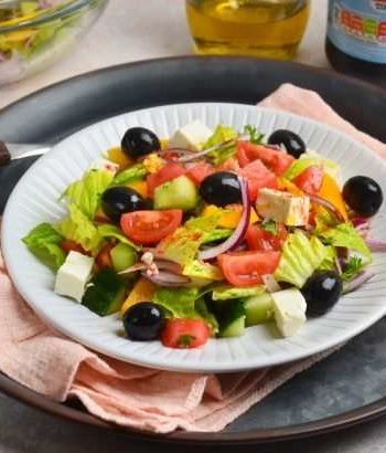 Греческий салат с латуком и зеленью