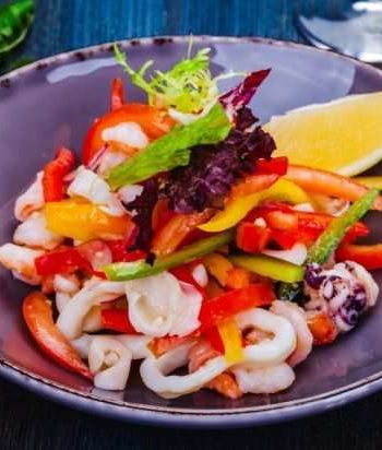 Салат из морепродуктов и свежих овощей