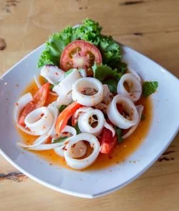 Тайский салат из кальмаров и овощей