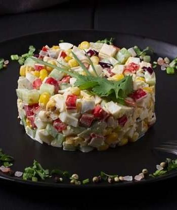Крабовый салат с огурцами и кукурузой