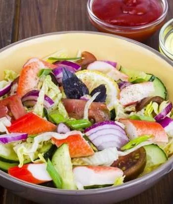 Разноцветный салат с крабовыми палочками