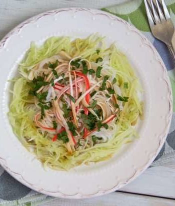 Азиатский крабовый салат с огурцами и петрушкой