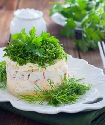 Нежный крабовый салат с сыром и зеленью