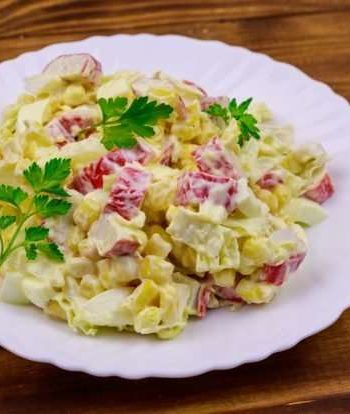 Салат с крабовыми палочками и картофелем