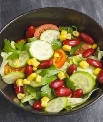 Вегетарианский салат из овощей и красной фасоли