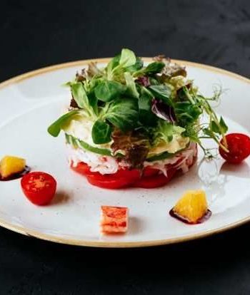 Эффектный слоеный салат с крабовыми палочками и овощами
