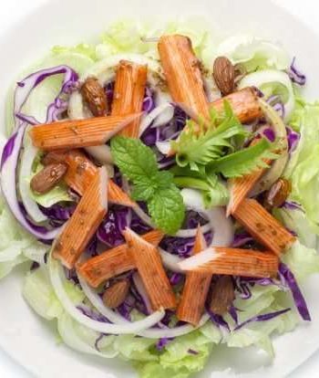 Крабовый салат с миндалем