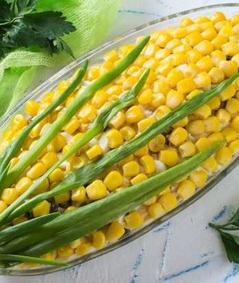 Слоеный салат с кукурузой