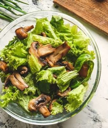 Быстрый салат с грибами и латуком
