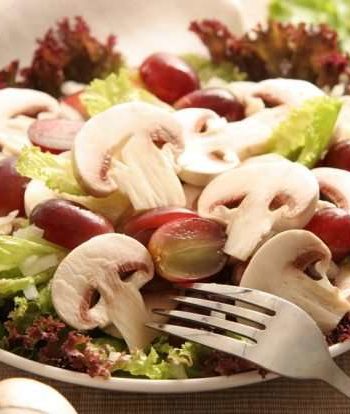 Салат с сырыми грибами и виноградом