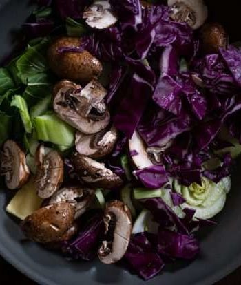 Салат с грибами и краснокочанной капустой