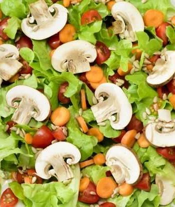 Яркий овощной салат с грибами и семечками
