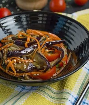 Салат из жареных баклажанов и корейской морковки