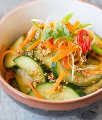 Азиатский салат из огурцов и корейской моркови