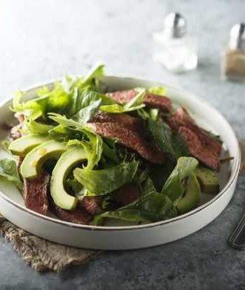 Быстрый зеленый салат с говядиной