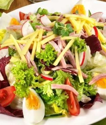 Овощной салат с редиской и ветчиной