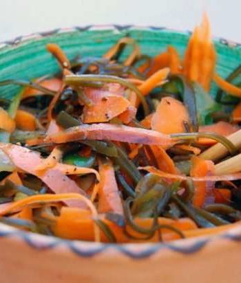 Пикантный салат из морской капусты и моркови