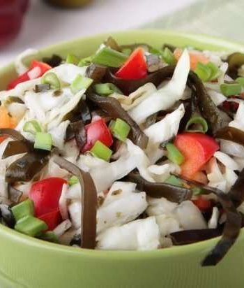 Салат из морской капусты и свежих овощей