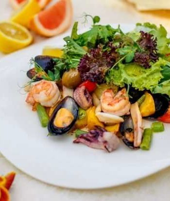Салат с морепродуктами и стручковой фасолью